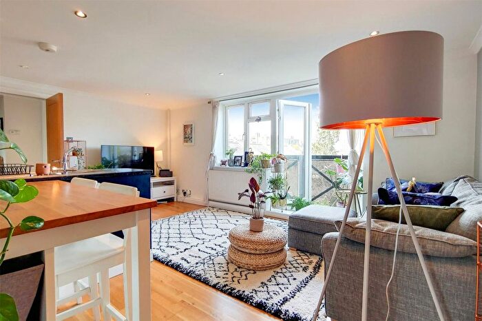 2 Bedroom Flat To Rent In Leigham Court Road, London, SW16