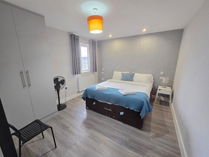 2 Bedroom Flat To Rent In Bath Road, Hounslow, TW3