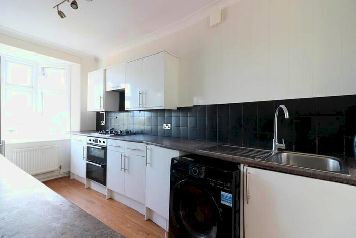 3 Bedroom Flat To Rent In South Eden Park Road, Beckenham, Kent, BR3