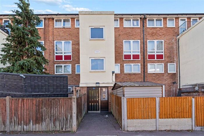 3 Bedroom Apartment For Sale In Bradwell Avenue, Dagenham, RM10