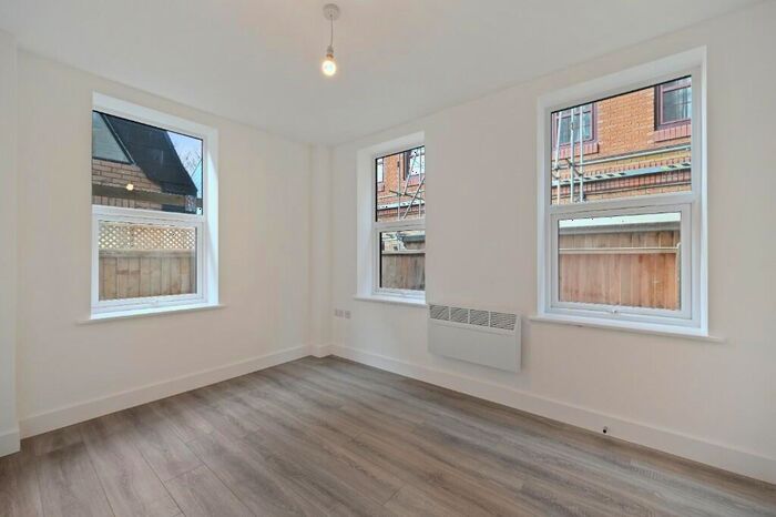 1 Bedroom Flat To Rent In The Grove, Slough, Berkshire, SL1