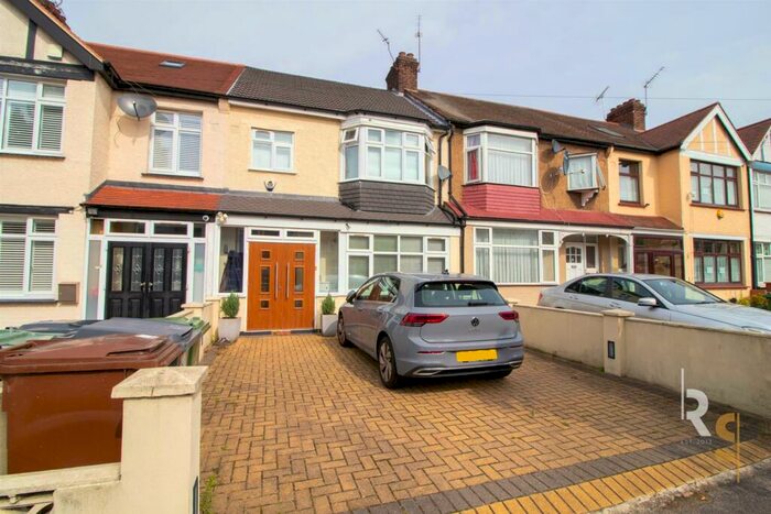 3 Bedroom House To Rent In Normanshire Drive, Chingford, E4
