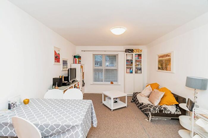 1 Bedroom Flat For Sale In Lindoe Close, Banister Park, Southampton, Hampshire, SO15