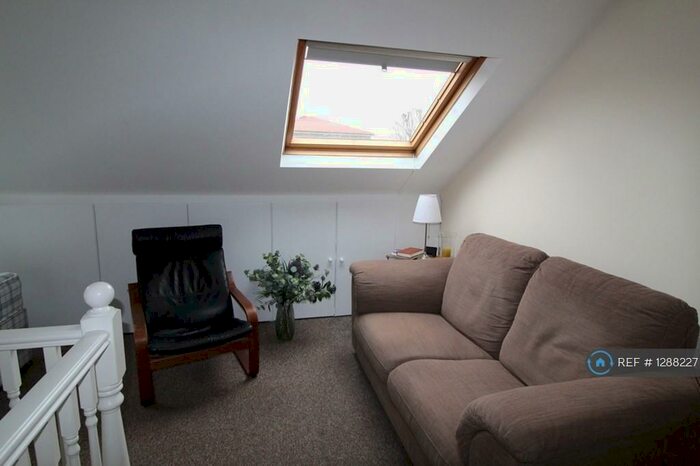 Studio To Rent In Bowes Road, London, N11