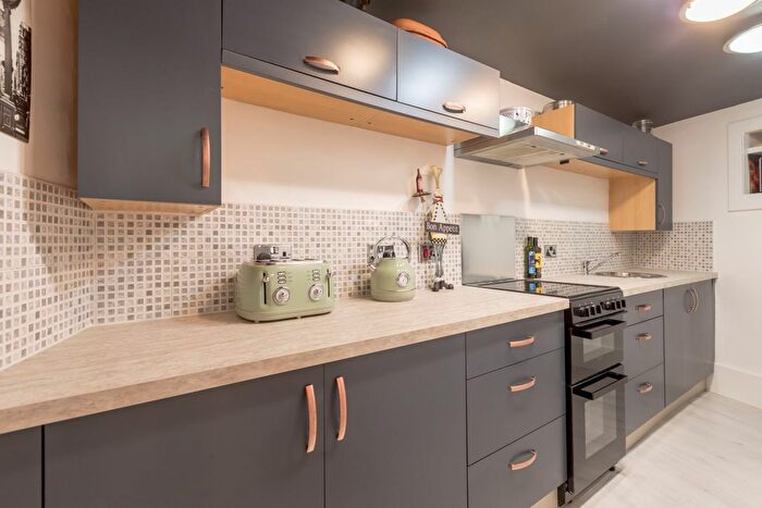 1 Bedroom Flat For Sale In B Carlyle Place, Abbeyhill, EH7
