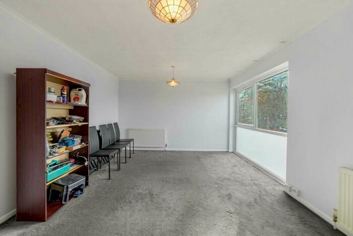 2 Bedroom Apartment To Rent In Oak Lane, Bounds Green, London, N11