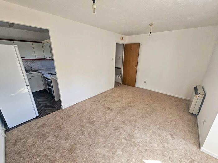 Studio To Rent In Abbotswood Way, Hayes, UB3