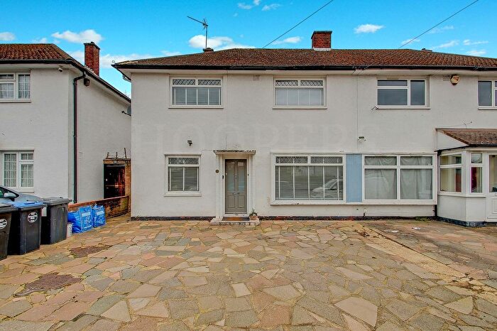 4 Bedroom Semi-Detached House For Sale In Bush Grove, London, NW9