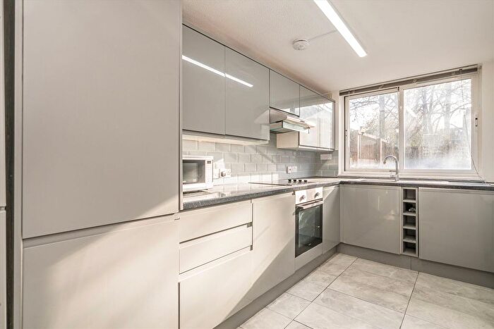 3 Bedroom Flat To Rent In Dartmouth Close, Notting Hill, W11