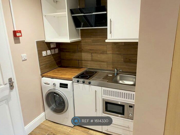 Studio To Rent In Stratford, London, E15