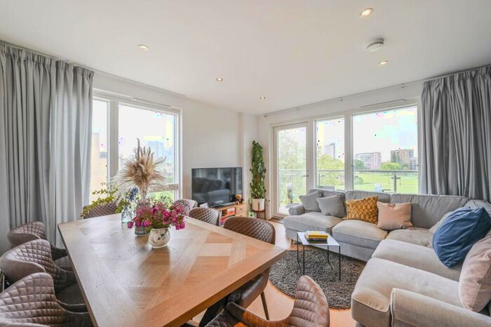 3 Bedroom Flat To Rent In Hawkshaw Court, Tower Hamlets, London, E14