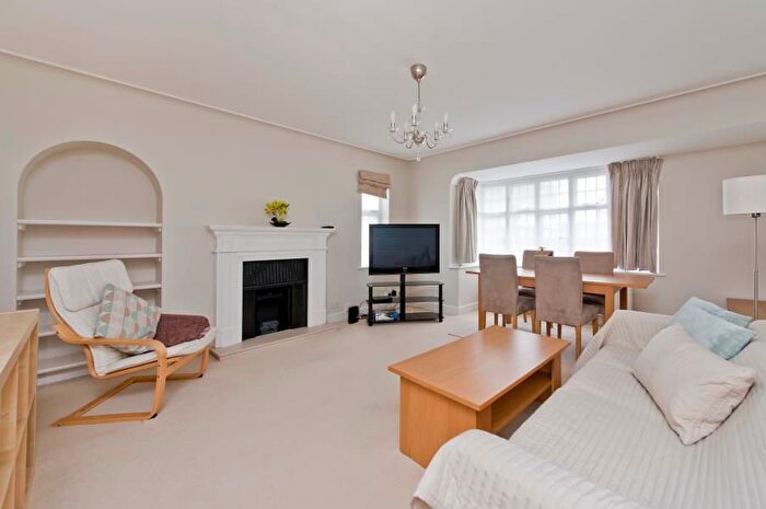 3 Bedroom Flat To Rent In Rutland Court, Queens Drive, West Acton, London, W3