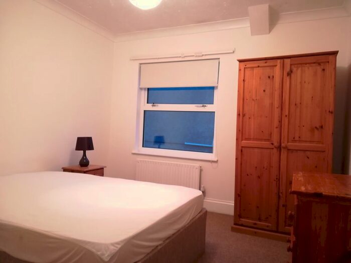 3 Bedroom Flat To Rent In Sketty Road, Swansea, SA2