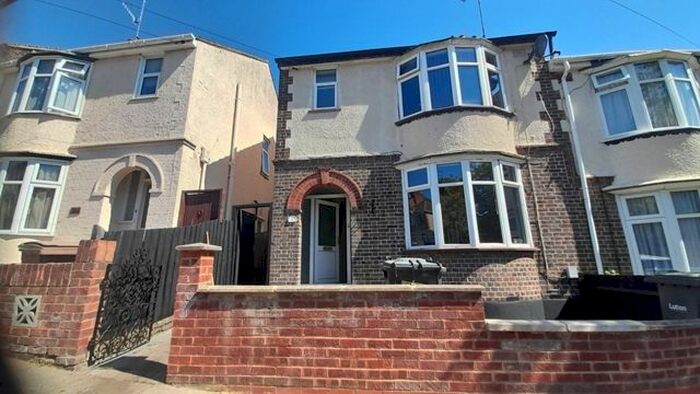 3 Bedroom Semi-Detached House To Rent In Bed Semi-Detached House, Colin Road, LU2