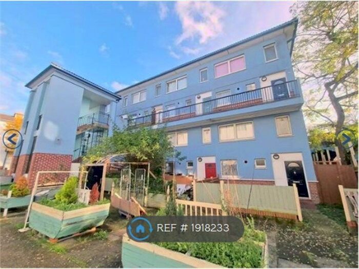 3 Bedroom Flat To Rent In Sandpiper Court, London, SE8
