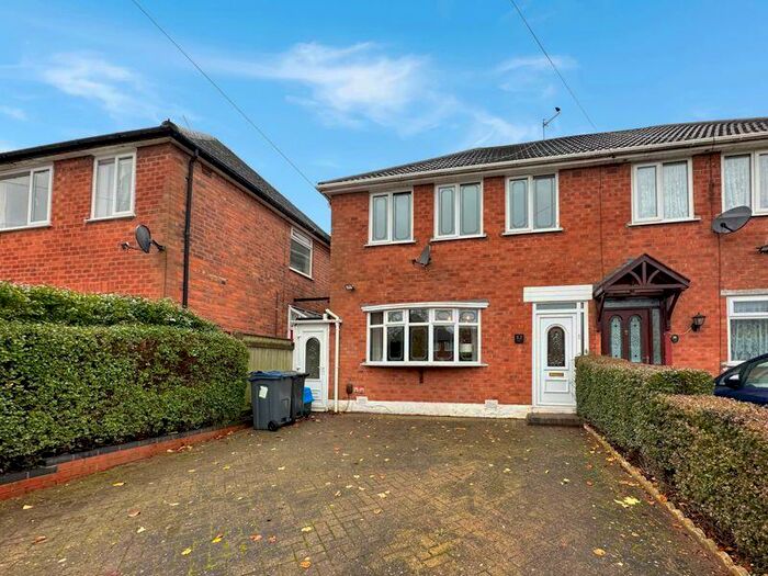 3 Bedroom Semi-Detached House To Rent In Lunt Grove, Quinton, B32