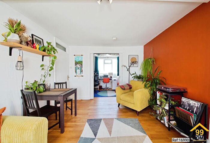 2 Bedroom Apartment For Sale In Turle Road, Islington, London, N4