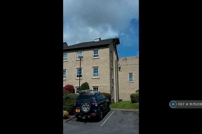 2 Bedroom Flat To Rent In Gale Close, Rochdale, OL15