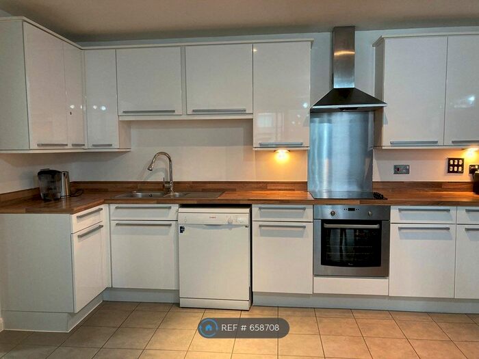 2 Bedroom Flat To Rent In Great West Road, Brentford, TW8