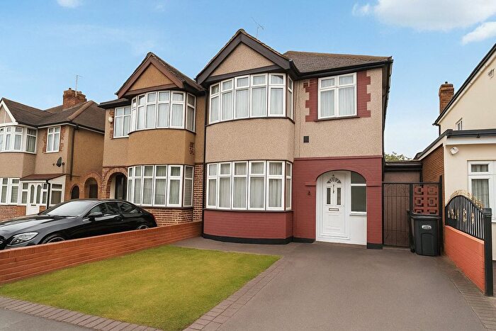 3 Bedroom Semi Detached House For Sale In Willow Gardens, Hounslow, Greater London, TW3