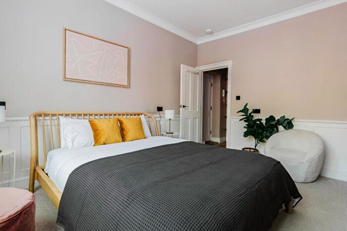 2 Bedroom Apartment To Rent In Cable Street, London, E1