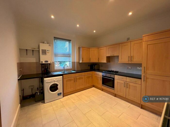 3 Bedroom Flat To Rent In Downs Road, Beckenham, BR3