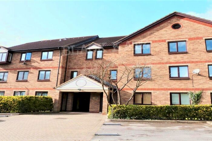 3 Bedroom Flat To Rent In Deanery Close, London, N2