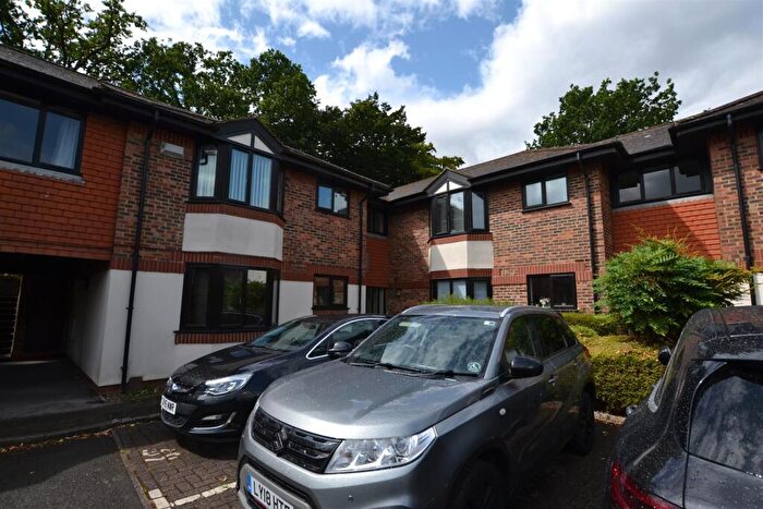 2 Bedroom Flat To Rent In Waterside Court, Fleet, GU51