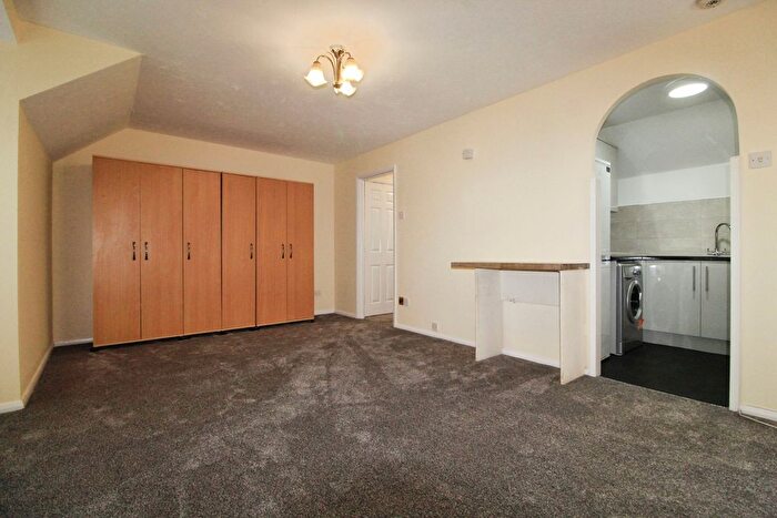 1 Bedroom Studio To Rent In Colwyn Green, Snowdon Drive, Kingsbury, NW9