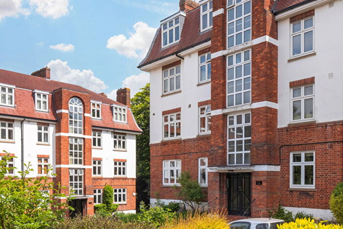 2 Bedroom Flat For Sale In Highland Road, Crystal Palace, London, SE19