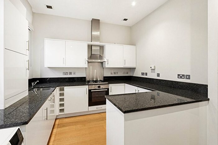 3 Bedroom Flat To Rent In Great Portland Street, Fitzrovia, W1W