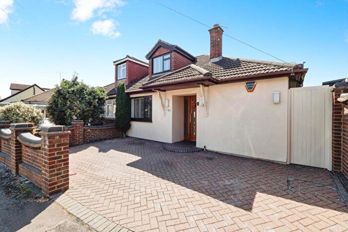 3 Bedroom Bungalow For Sale In Hazelmere Gardens, Hornchurch, RM11