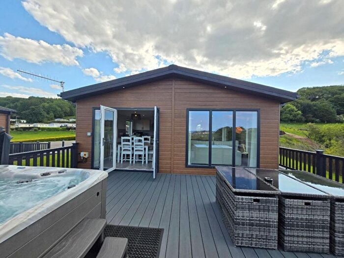 3 Bedroom Park Home For Sale In Edgehill Road, Scarborough, YO12