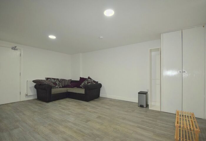 4 Bedroom Flat To Rent In City Road, Roath, CF24