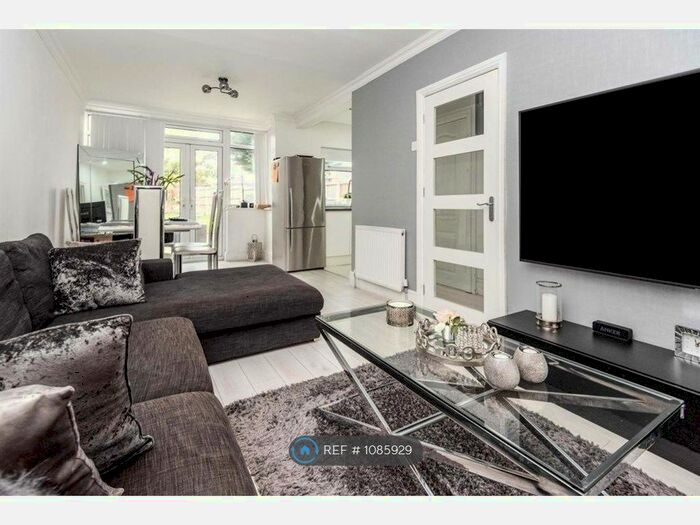 3 Bedroom Semi-Detached House To Rent In Whitecroft Road, Birmingham, B26