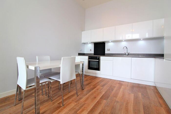 2 Bedroom Apartment To Rent In Tate House, New York Road, Leeds, West Yorkshire, LS2