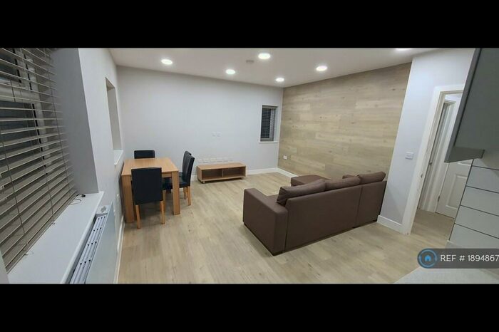 3 Bedroom Flat To Rent In Rose Kiln Lane, Reading, RG1