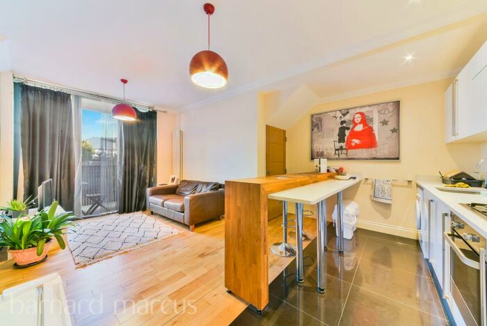 2 Bedroom Flat To Rent In Station Road, West Wickham, BR4