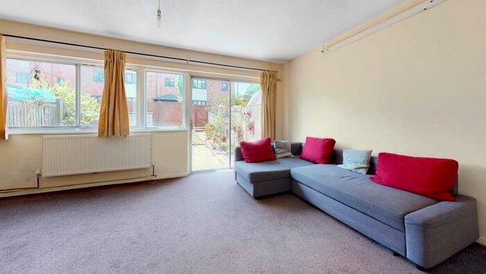 2 Bedroom Flat To Rent In Clandon Close, London W3