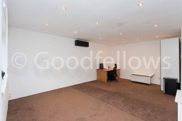 Bungalow To Rent In Shaldon Drive, Morden SM4