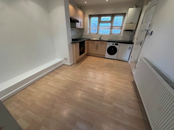1 Bedroom Flat To Rent In Coningham Mews, London, W12