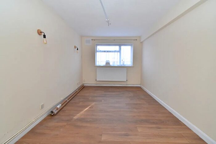 3 Bedroom Flat To Rent In Godfrey Avenue, Northolt, UB5