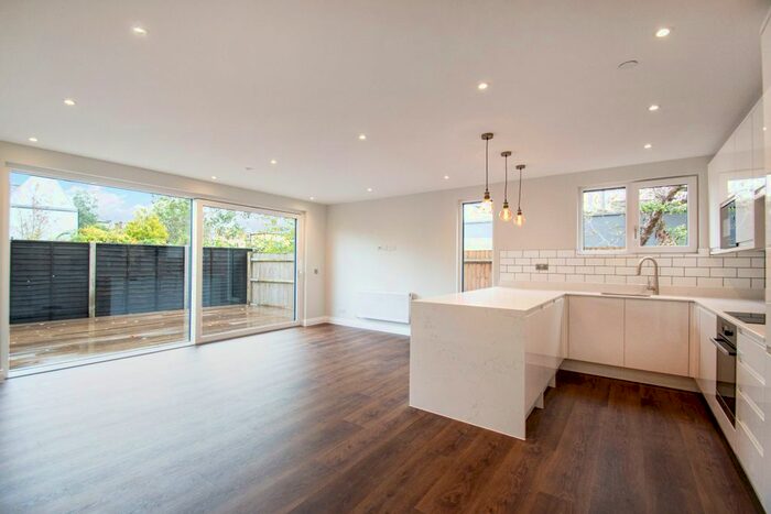 2 Bedroom Flat To Rent In Robinson Road, Tooting, London, SW17