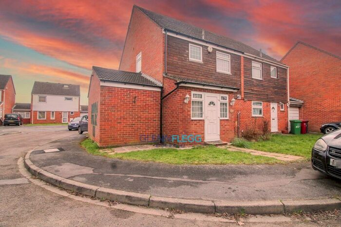 3 Bedroom House To Rent In Rochfords Gardens, Slough, SL2