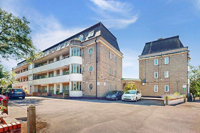 3 Bedroom Apartment For Sale In Stonegrove, Edgware, Middlesex, HA8