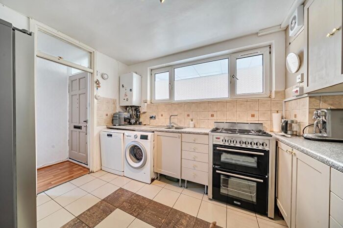 3 Bedroom Flat For Sale In Portobello Road, London, W10