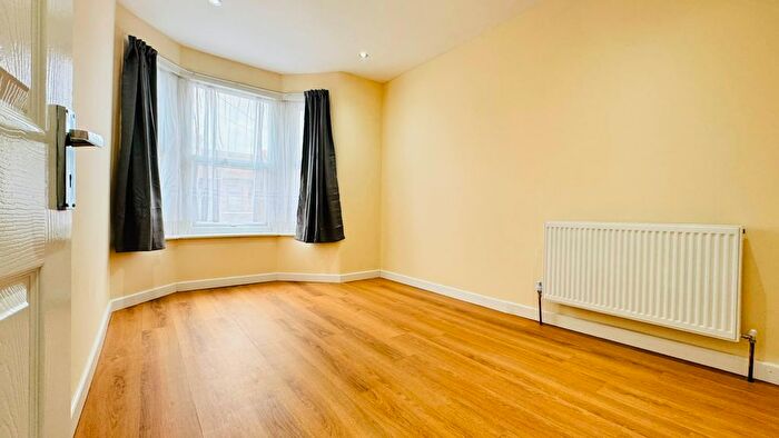 2 Bedroom Flat To Rent In Baden Road, Ilford, IG1