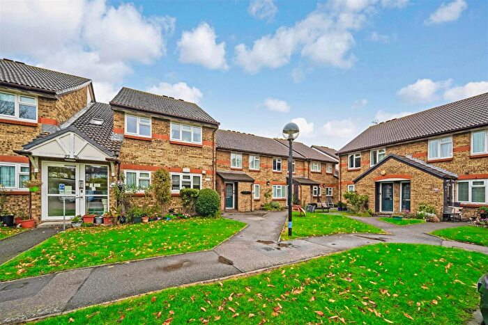 2 Bedroom Apartment For Sale In Chelwood Close, Chingford, E4