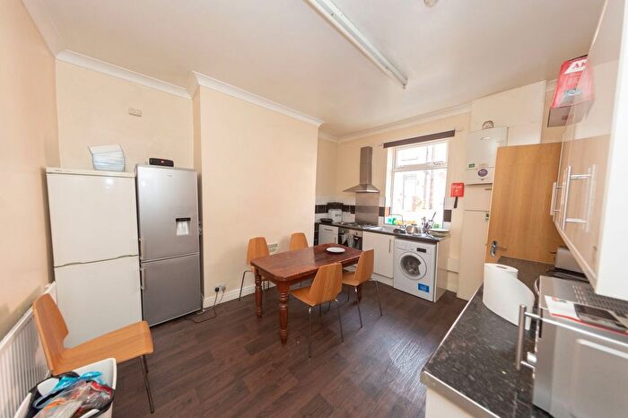 5 Bedroom Semi-Detached House To Rent In Delph Mount, Leeds, LS6