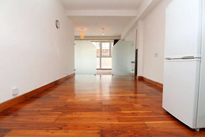 Flat To Rent In High Street, Penge, SE20